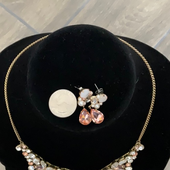 Peach and cream colored stone costume necklace with matching earrings. - Picture 6 of 7